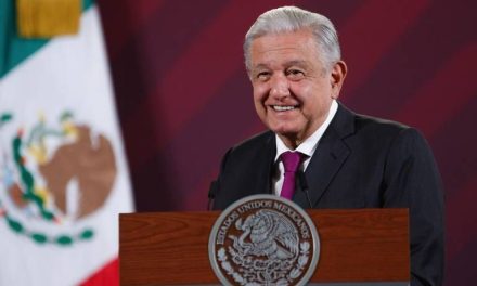 AMLO vuelve a decir que Sanjuana Martínez mientre sobre presuntos ‘moches’ en Notimex para Sheinbaum