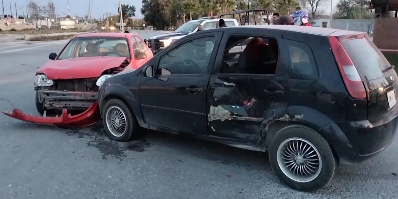 Aparatoso choque entre dos autos deja daños materiales en Parras