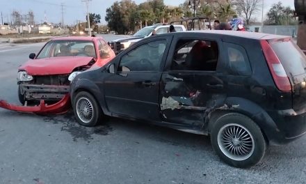 Aparatoso choque entre dos autos deja daños materiales en Parras