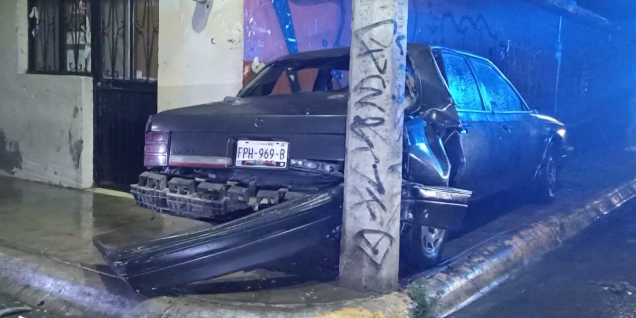 Avanza de reversa y choca en Saltillo… luego abandonó su vehículo