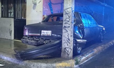 Avanza de reversa y choca en Saltillo… luego abandonó su vehículo
