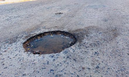 Baches son un dolor de cabeza en las calles de las colonias Zaragoza y Mirasierra