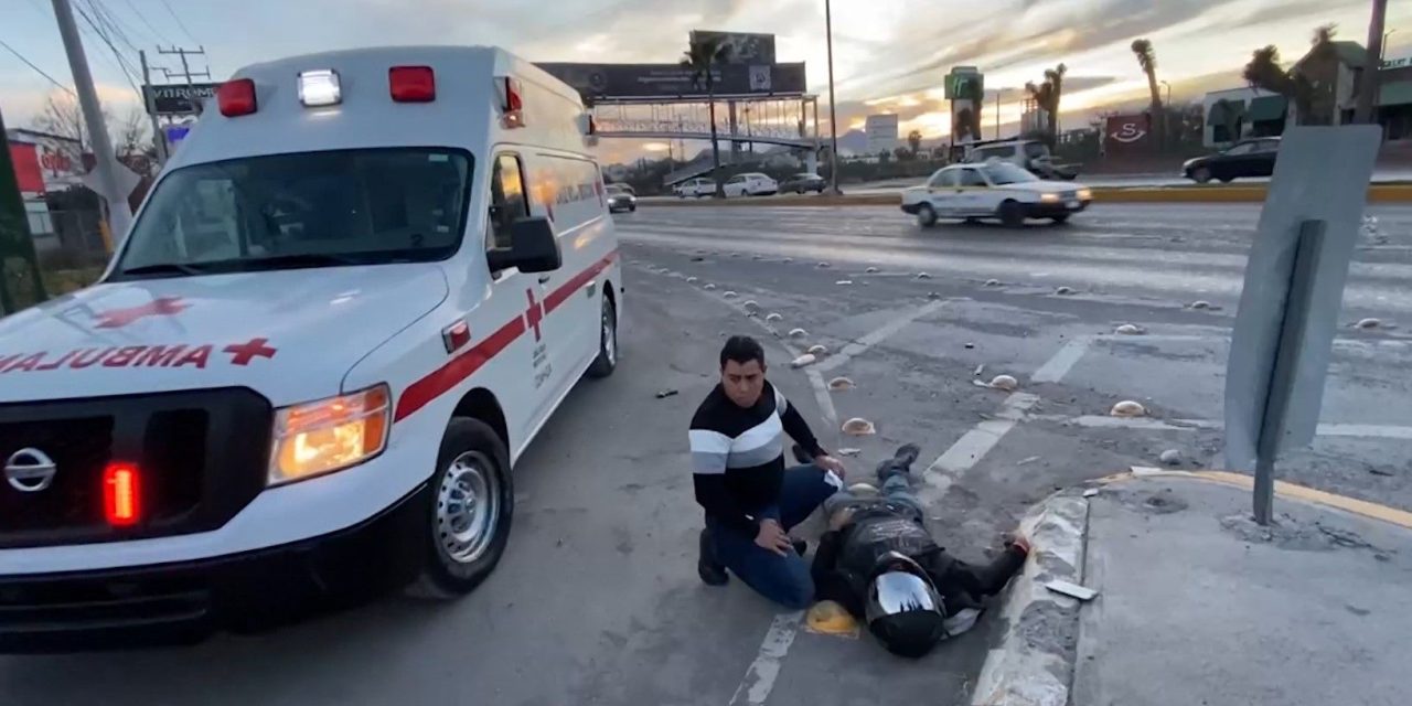 Persona cae aparatosamente de su moto en Saltillo tras accidente
