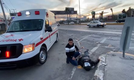Persona cae aparatosamente de su moto en Saltillo tras accidente