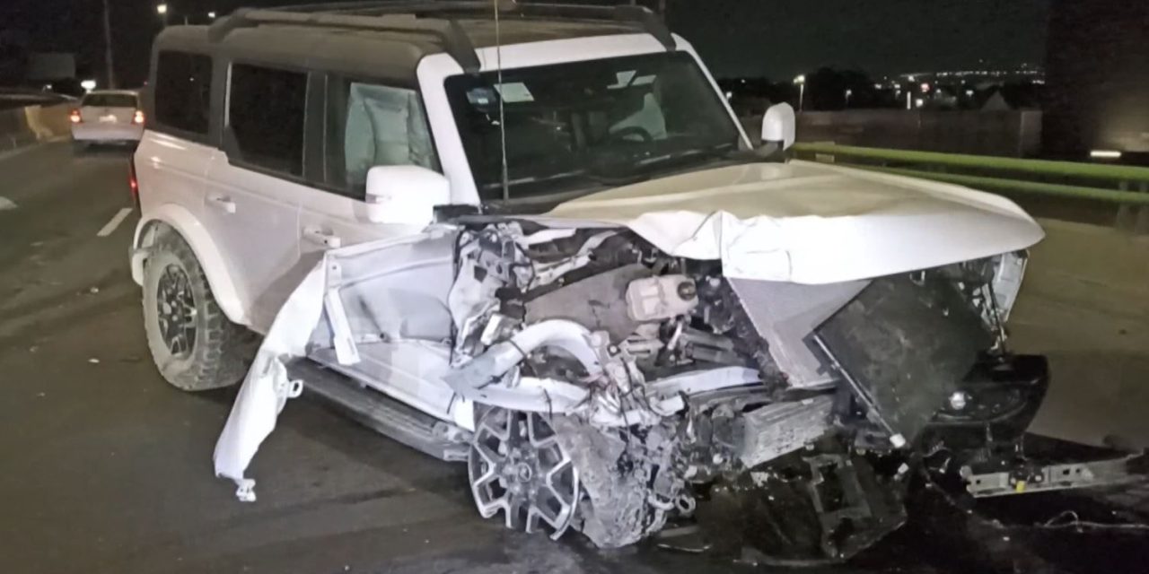 Conductora deja su camioneta abandonada luego de causar fuerte accidente en Saltillo