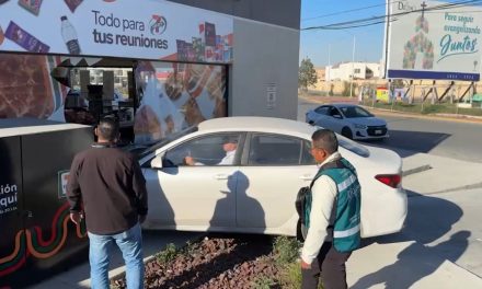 Choca contra tienda de conveniencia en Ramos Arizpe