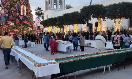 Comparten Rosca de Reyes en Villa Magia Parras