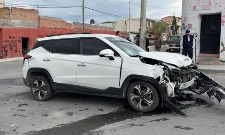 Destroza su camioneta en accidente en Saltillo