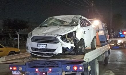 Conductor destroza su coche en volcadura sobre el Periférico