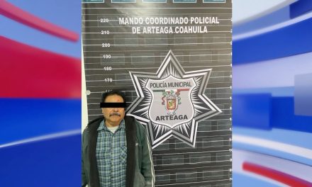 Detiene Policía de Arteaga a sujeto por tirar basura y escombro