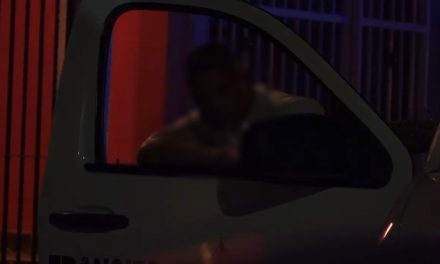 Ebrio se pasa alto y choca… presumió de ser policía de Arteaga