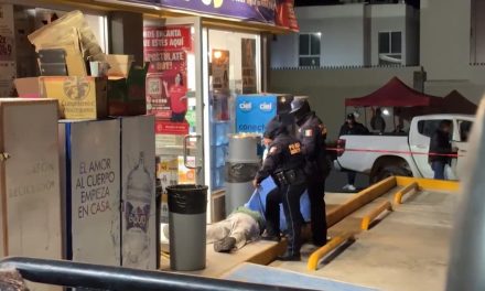 Hombre fallece al exterior de tienda de conveniencia en Arteaga