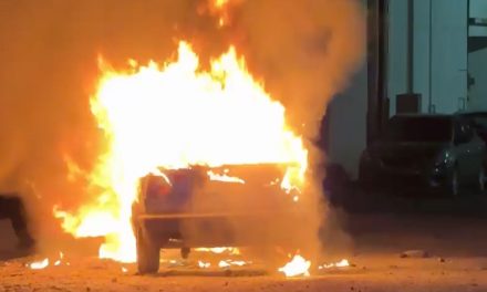 Fuego consume totalmente vehículo en Saltillo