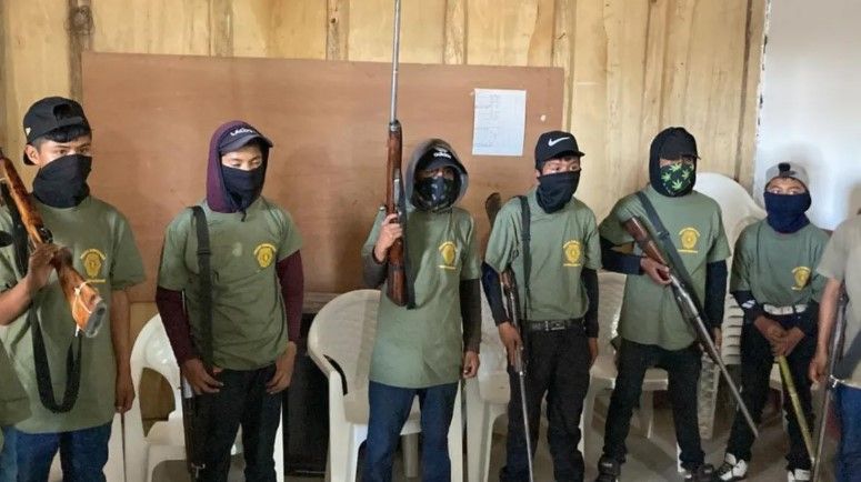 Menores armados presionan a autoridades en Guerrero