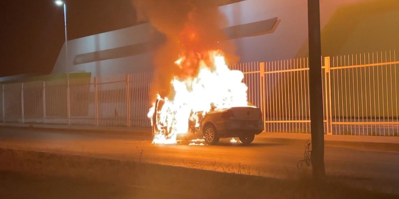 Incendio deja vehículo en cenizas en Saltillo