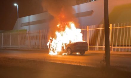 Incendio deja vehículo en cenizas en Saltillo