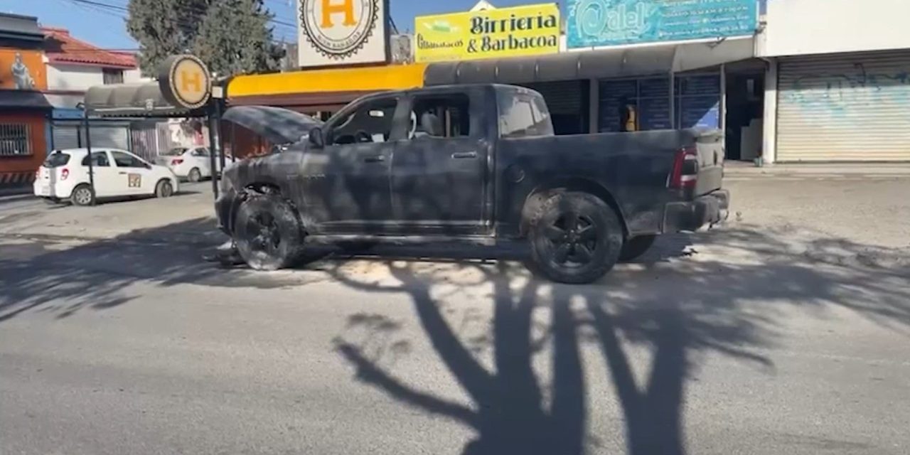 Incendio deja camioneta en pérdida total en Saltillo