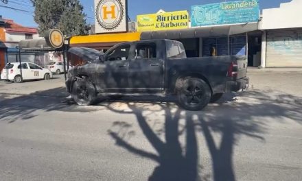 Incendio deja camioneta en pérdida total en Saltillo