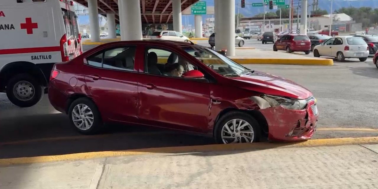 Intenta ganarle al semáforo pero ocasiona accidente en Saltillo