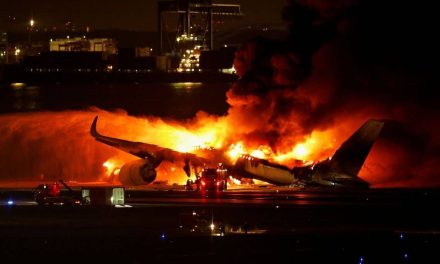 Se incendia avión tras un choque en aeropuerto de Japón; hay 5 muertos