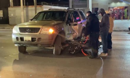 Camioneta invade carril y choca una camioneta en Saltillo