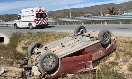 Dos hombres logran salir con vida tras volcar en la Saltillo-Torreón