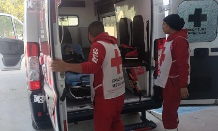 Mujer termina lesionada al sufrir una volcadura en la General Cepeda-Parras
