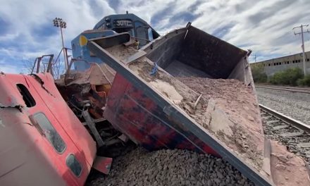 Camión de carga no logra ganarle el paso al tren en Saltillo y termina lesionado