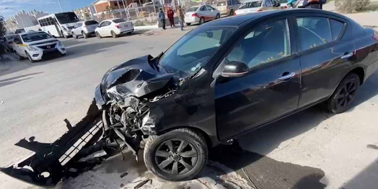 No respeta alto y choca en Saltillo