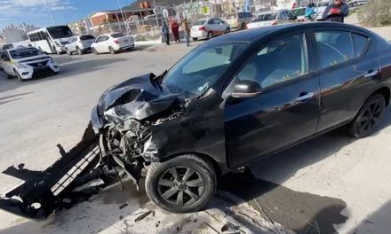 No respeta alto y choca en Saltillo