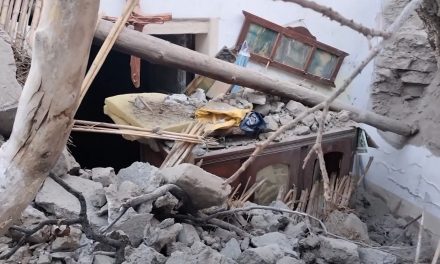 Pareja de la tercera edad a punto de perder la vida tras fuertes vientos en Parras