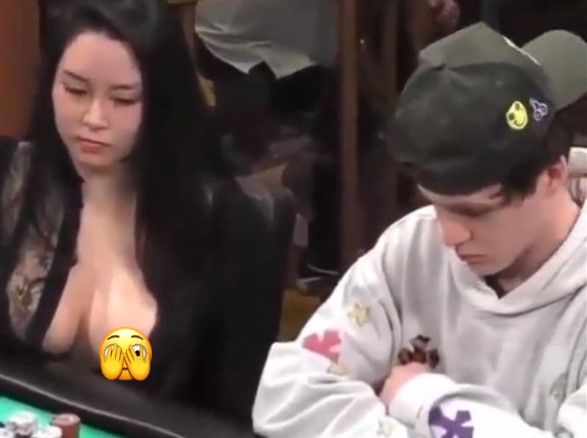 Video: Mujer utiliza sus atributos para ganar una partida de póker