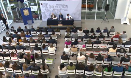 Presenta libro rector de la UAdeC