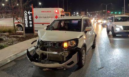 Quita derecho de paso al intentar entrar a plaza comercial de Saltillo y sufre accidente