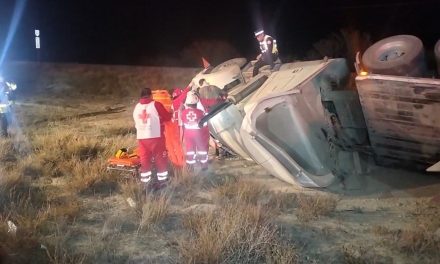 Regio queda prensado al interior de un tráiler tras una volcadura en la Saltillo-Torreón