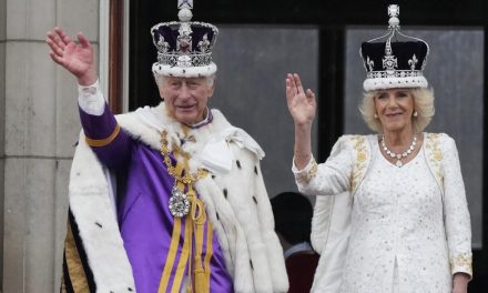 El rey Carlos podría ceder la corona a los príncipes William y Kate