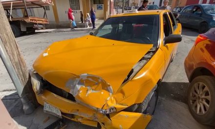 Se pasa el alto y provoca accidente en Saltillo