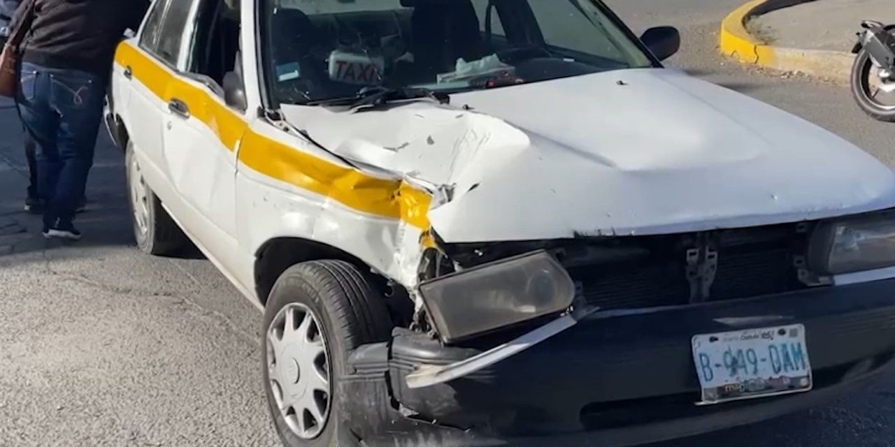 Se pasa el rojo e impacta a taxi en Saltillo