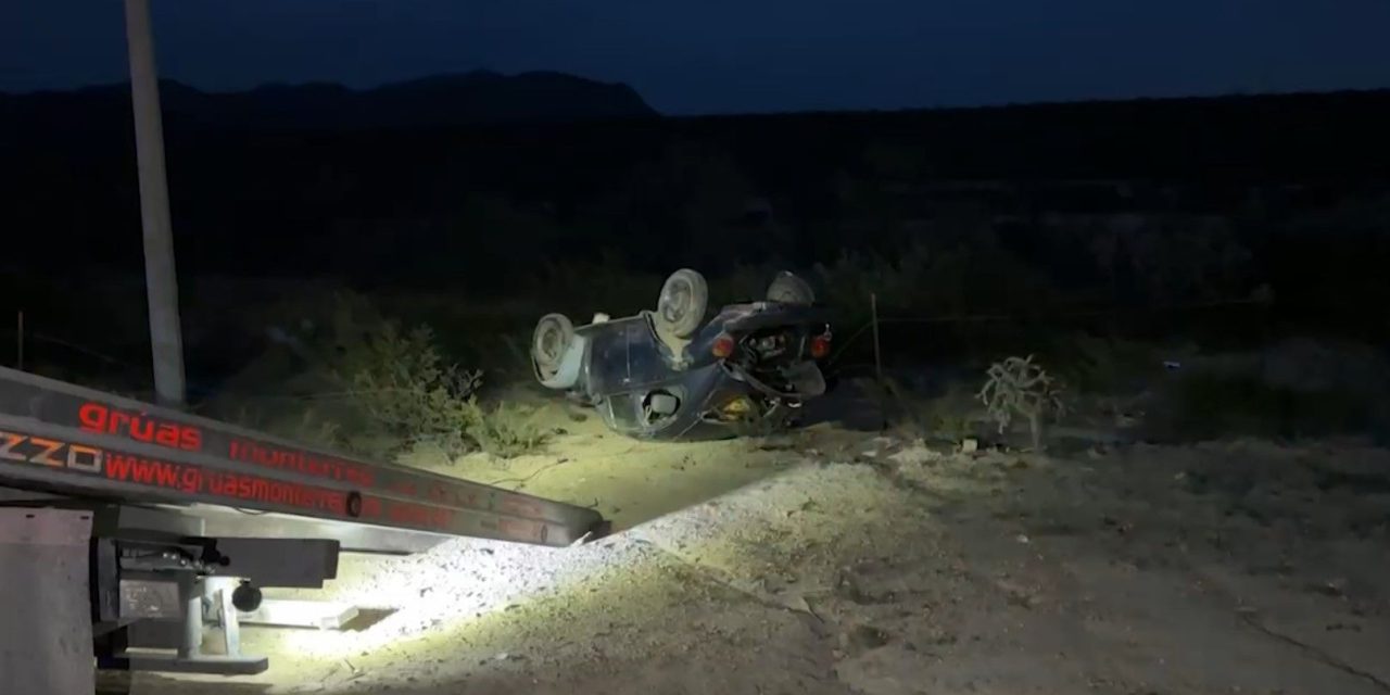 Conductor se queda dormido y vuelca su auto en  Ramos Arizpe