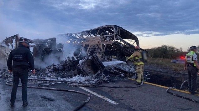 Sinaloa amanece con tragedia; choca autobús de pasajeros y tráiler dejando 20 muertos