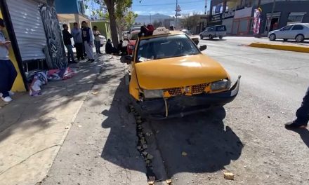 Taxista comete imprudencia y provoca accidente en Saltillo
