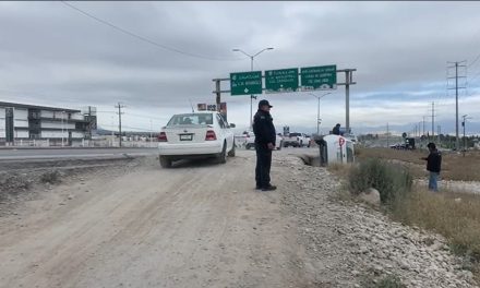 Saltillo: Vuelca su vehículo en el bulevar Fundadores