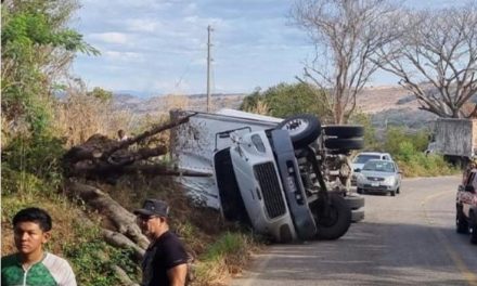 Vuelca camión que transportaba migrantes en Chiapas y hay 21 heridos