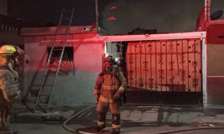 Saltillo: Voraz incendio arrasó con todo; vecinos trataron de extinguirlo