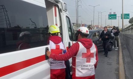 Saltillo: Mujer vuelca con su hija sobre el Periférico LEA