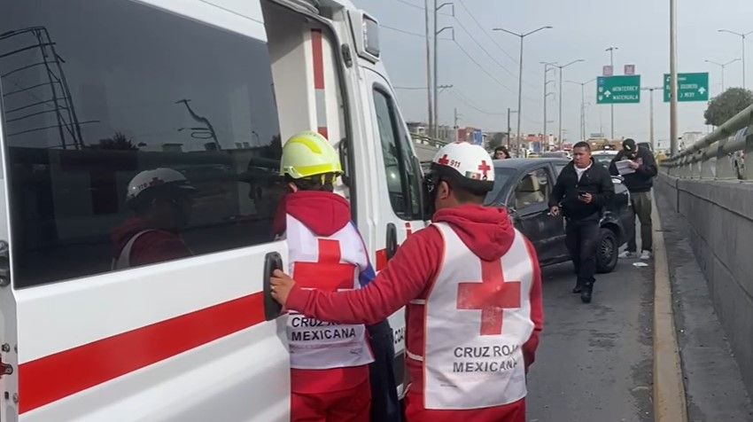 Saltillo: Mujer vuelca con su hija sobre el Periférico LEA