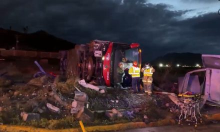 Vuelca autobús con pasajeros en Ramos Arizpe y muere una persona