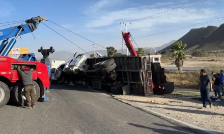 Tráiler vuelca al intentar esquivar a perro a la altura del Relleno Sanitario