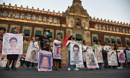 Los padres de los 43 de Ayotzinapa realizan plantón en el Zócalo de la CDMX
