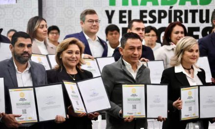 Firma alcaldesa de Sabinas el Pacto Coahuila 2024